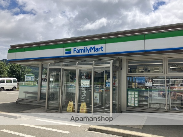 コンビニ　ファミリーマート阿蘇高森店（コンビニ）まで560m