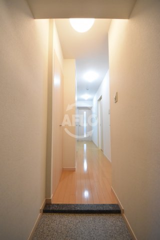 地下鉄御堂筋線 中津駅 徒歩1分 9階建 築21年の玄関写真