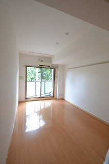 居室・リビング　日当たりの良いお部屋です♪