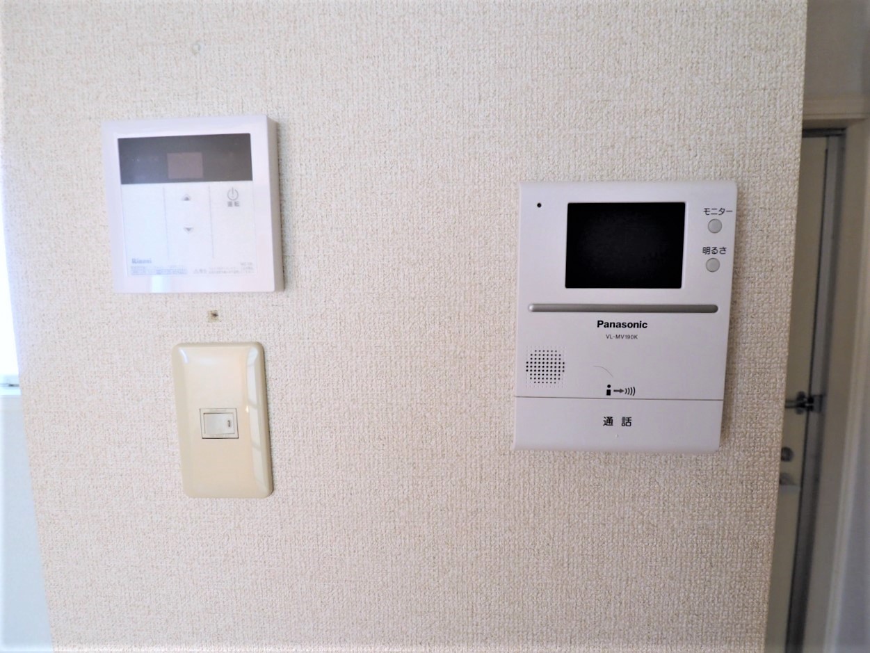 セキュリティ　TVドアホンがあると、急な来客でもドアを開けずに対応できます