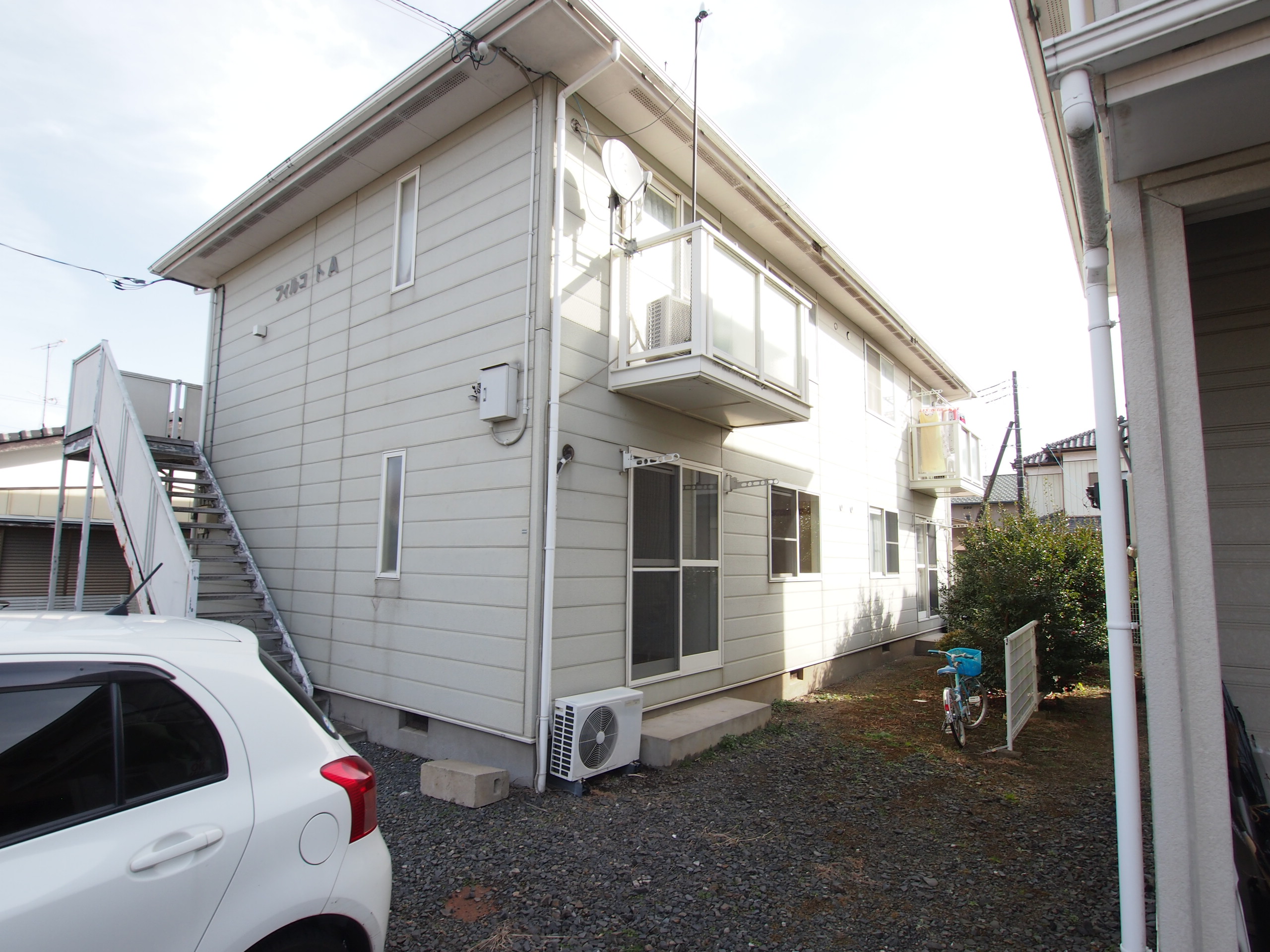 建物外観　１棟４戸。駐車場１台無料付です。