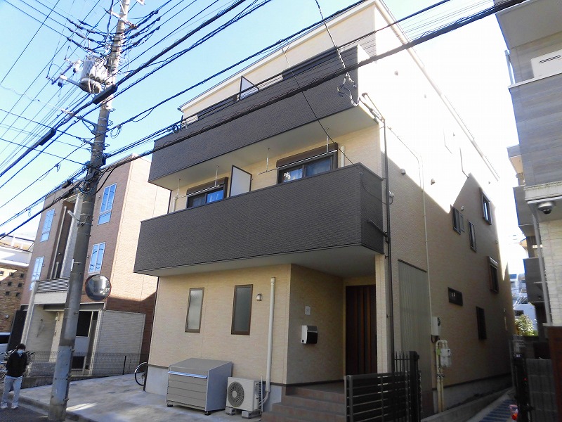 建物外観　女子大学生限定の築浅シェアハウス木造３階建です