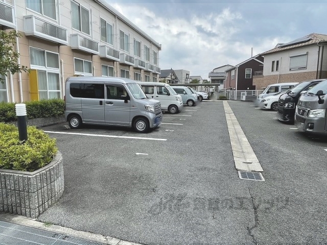 【枚方市茄子作北町のアパートの駐車場】