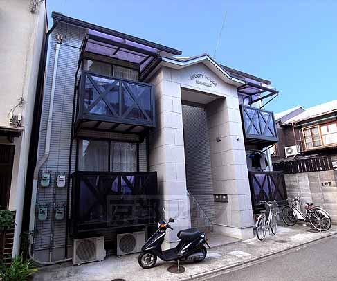 京都市北区紫野東藤ノ森町のアパートの建物外観