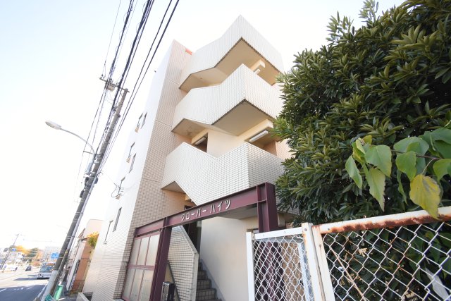 横浜市磯子区滝頭のマンションの建物外観