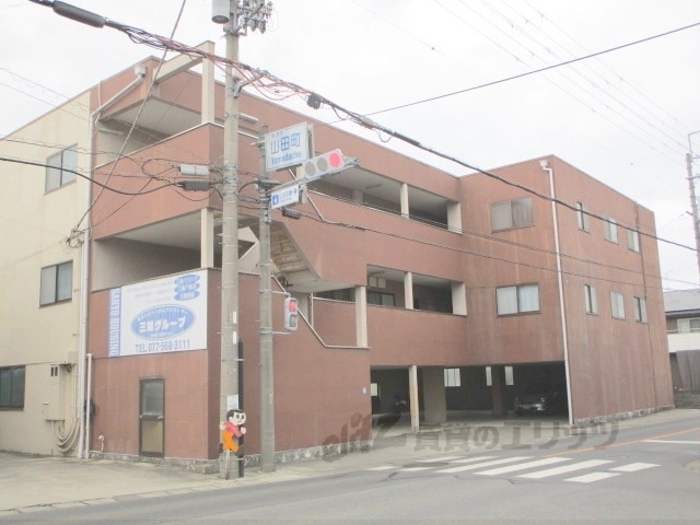 草津市北山田町のマンションの建物外観