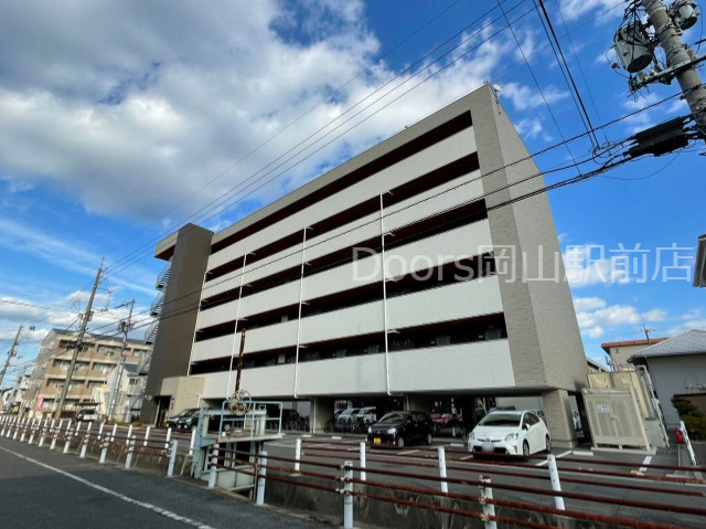 岡山市北区青江のマンションの建物外観