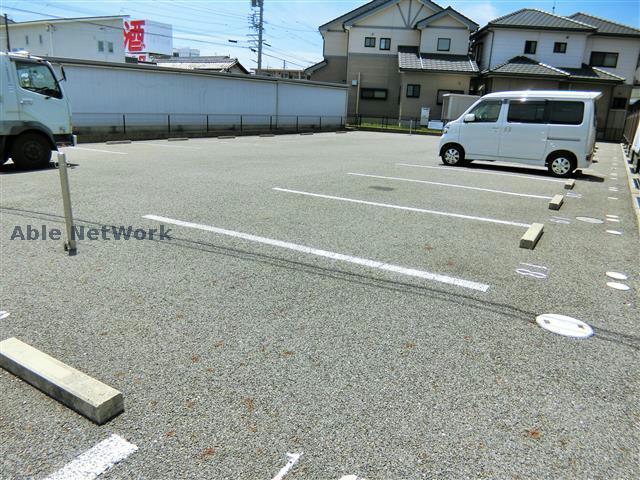 【西尾市寄住町のアパートの駐車場】