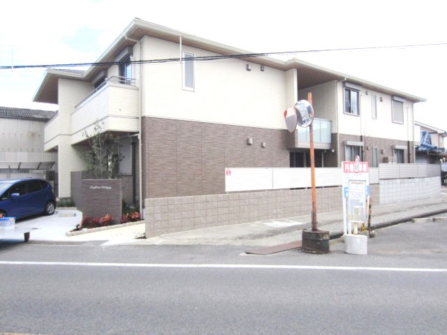 貝塚市窪田のアパートの建物外観