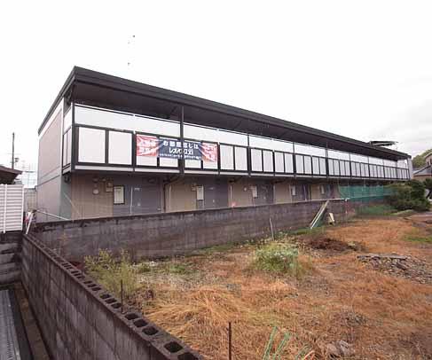 八幡市八幡五反田のアパートの建物外観