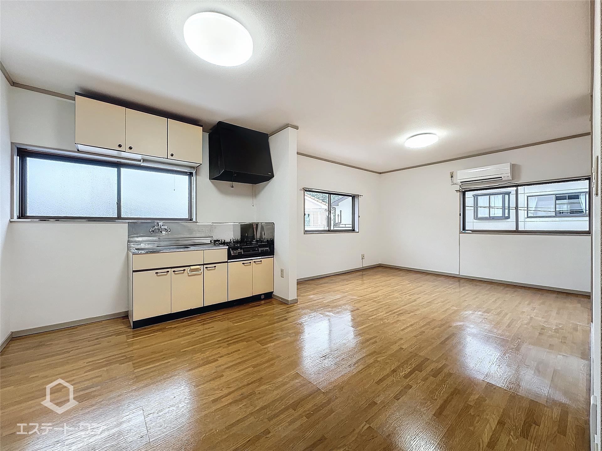 居室・リビング　窓が多く明るいリビング☆