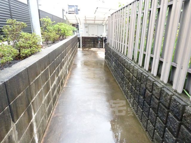 【京都市伏見区淀下津町のアパートのエントランス】