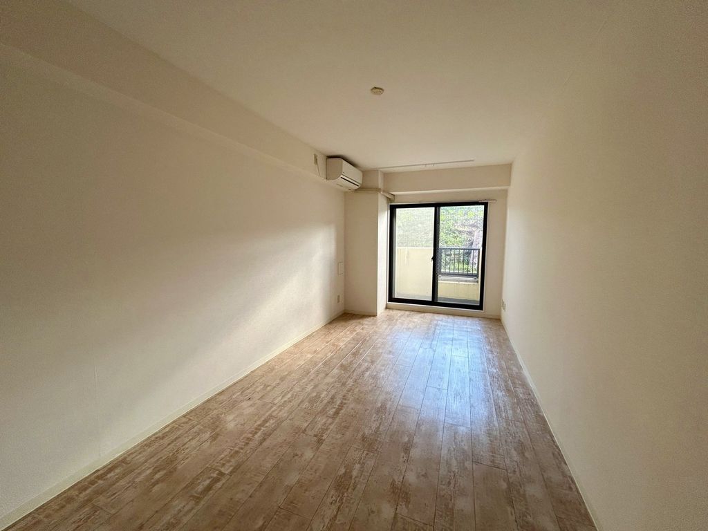 居室・リビング　洋室（約10.5帖）広瀬川方向に向いたバルコニー付きの住戸♪