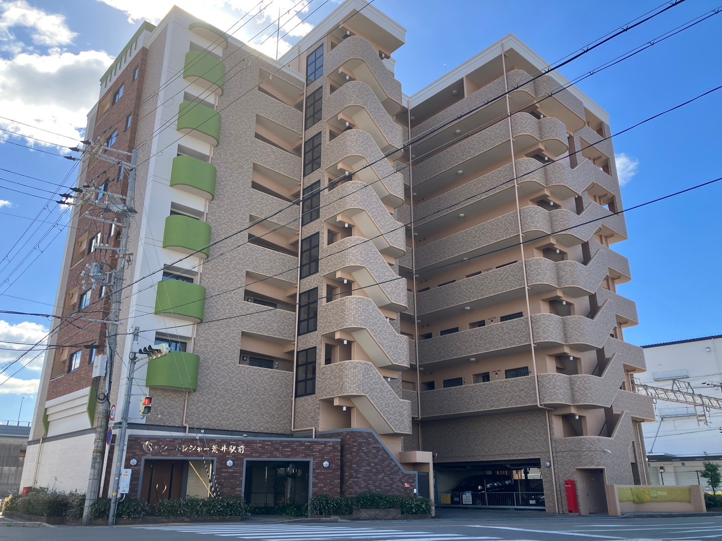 シートレジャー荒井駅前の建物外観