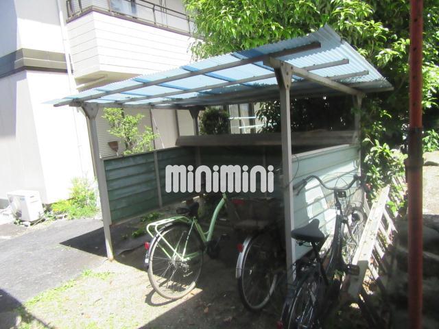 駐車場　屋根付きの駐輪場です。