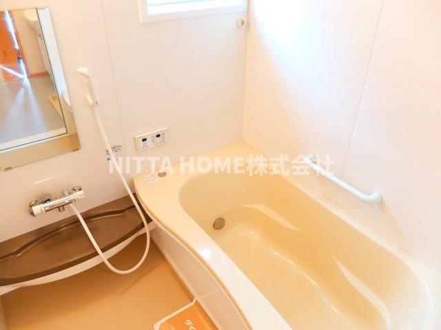 バス・シャワールーム　お風呂は一坪タイプ★小窓がついて開放的ですね＊