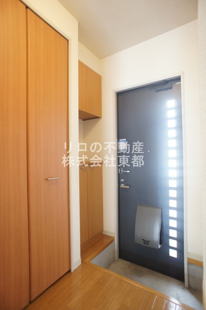 玄関　玄関側からも採光あり！いつでも明るい玄関周り！