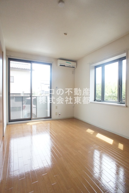 居室・リビング　２面採光なので、明るく風通しのよい過ごしやすいお部屋です♪