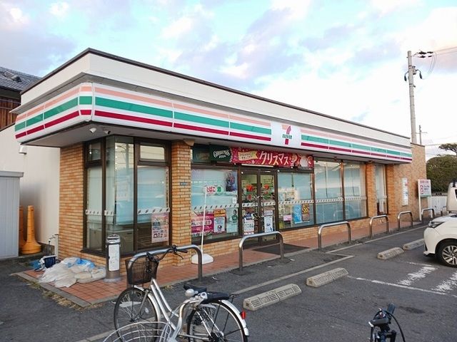 コンビニ　セブンイレブン様（コンビニ）まで300m