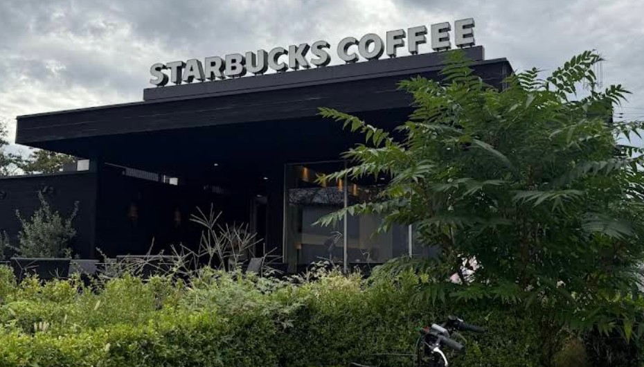 飲食店　スターバックス コーヒー 元八王子店（飲食店）まで750m