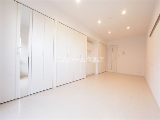 居室・リビング　洋室10.0帖　エアコン付　南向きバルコニーに面しています