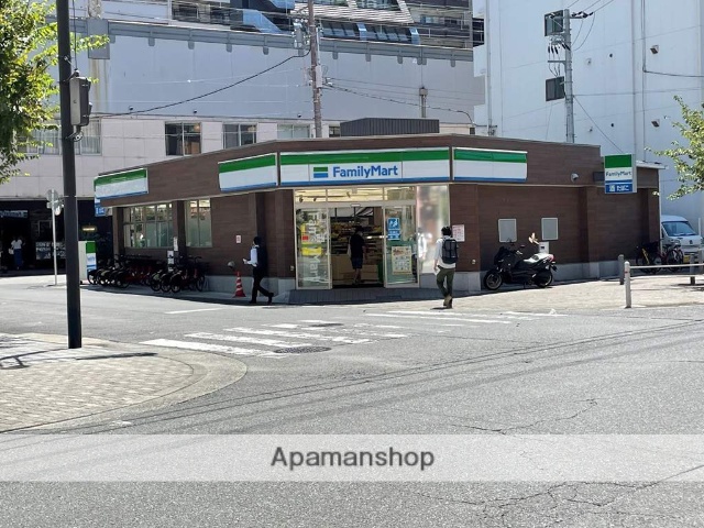 コンビニ　ファミリーマート（コンビニ）まで196m