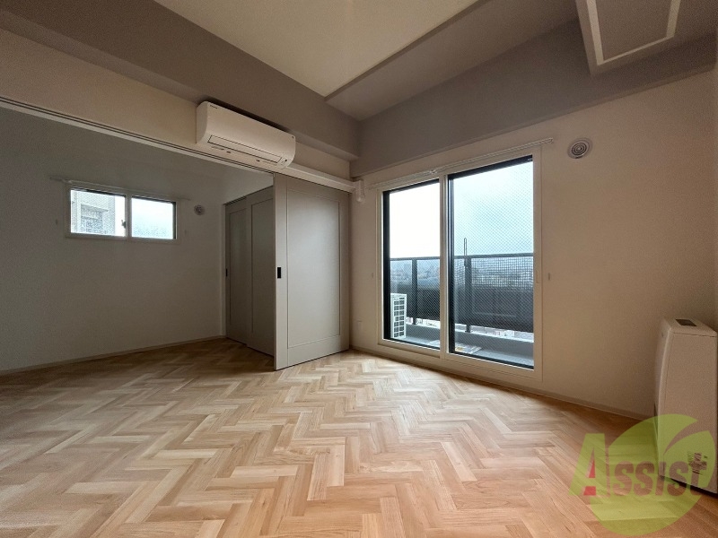 居室・リビング　フローリングや壁の色がお洒落な印象のリビングです。