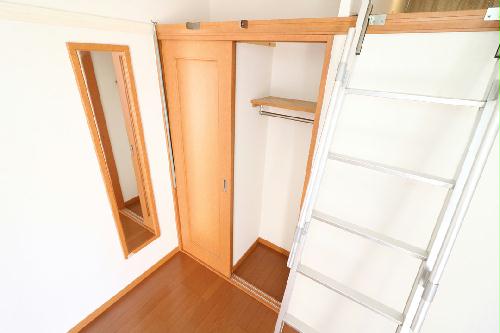 収納　クローゼット、上には棚もあり（※画像は代表例です）