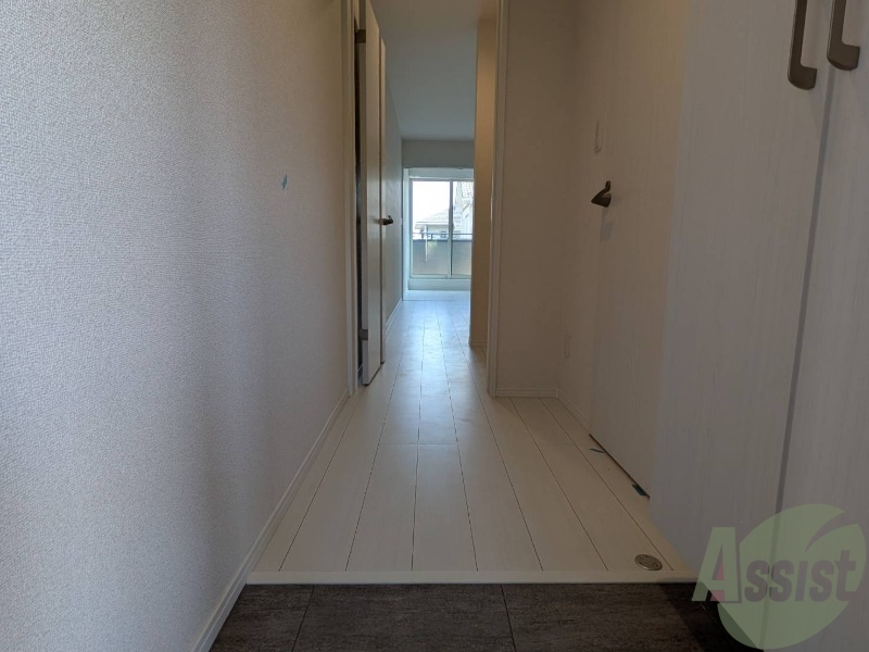 玄関　玄関からは窓まで一直線。良く風も抜けますね。