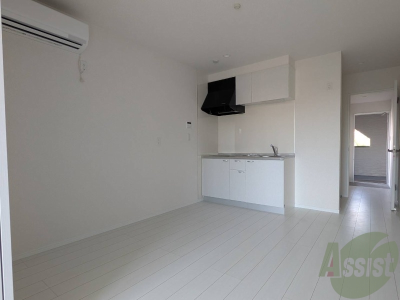 居室・リビング　リビングは白基調のデザインでキレイで住みたくなるお部屋です。