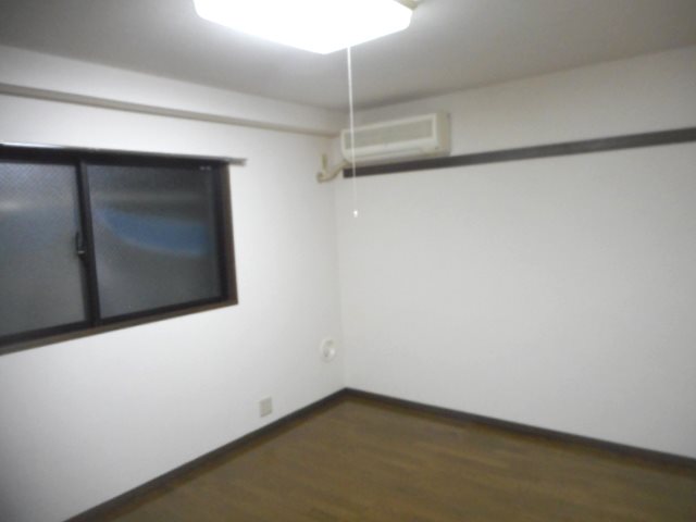 その他部屋・スペース　落ち着いた色調の寝室です