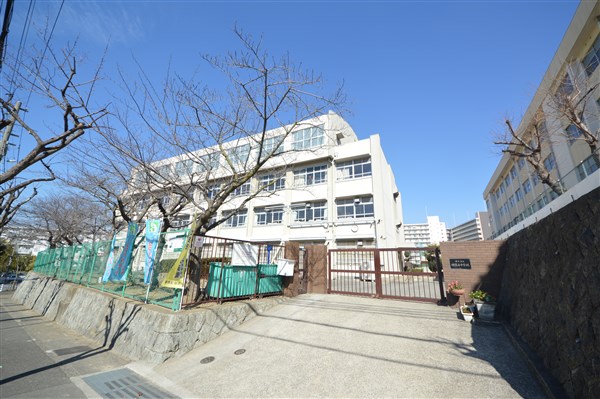 中学校　神戸市立神陵台中学校（中学校）まで959m