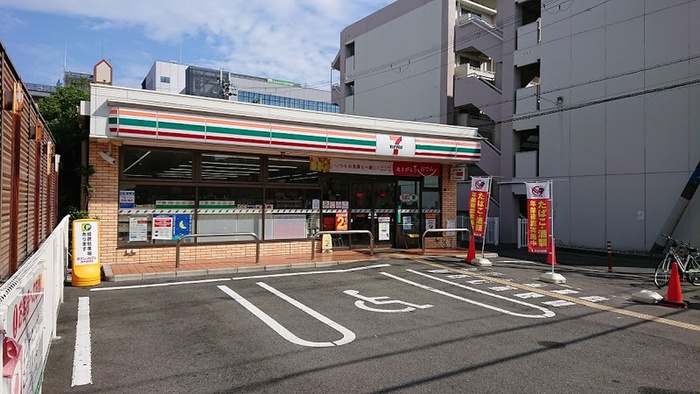コンビニ　セブンイレブン（コンビニ）まで200m