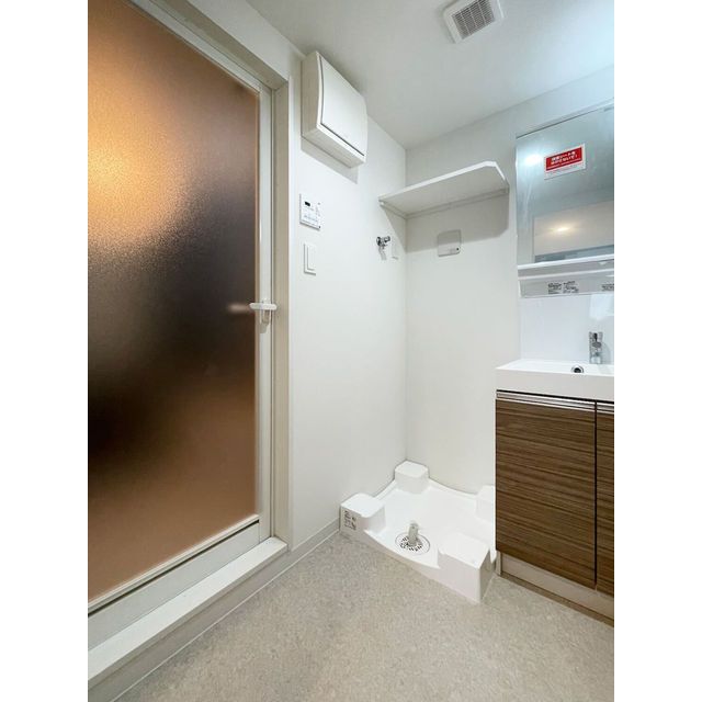 洗面設備　■キャビネット収納付きの多面鏡独立洗面台