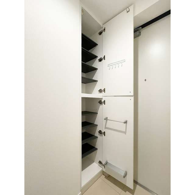 玄関　■モニタ付インターホン付き玄関■シューズラック■ダウンライト