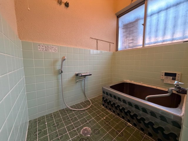 バス・シャワールーム　追い焚き・お風呂自動がついています。