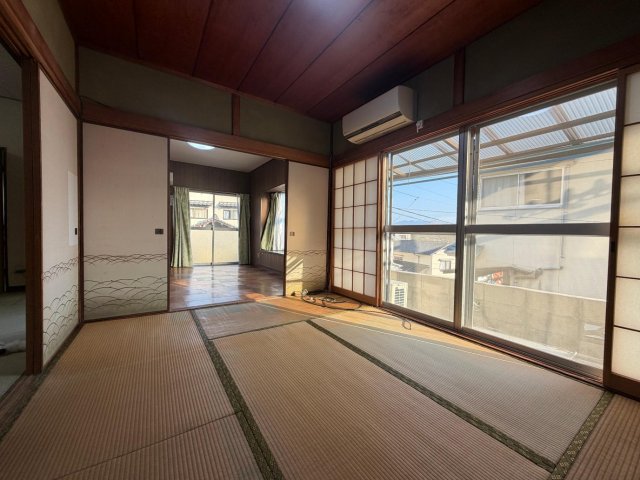 居室・リビング　6畳和室　襖を取れば14畳の大きな部屋になります。