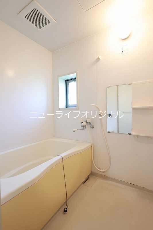 バス・シャワールーム　1日の疲れを癒す浴室は追い焚き機能付き！