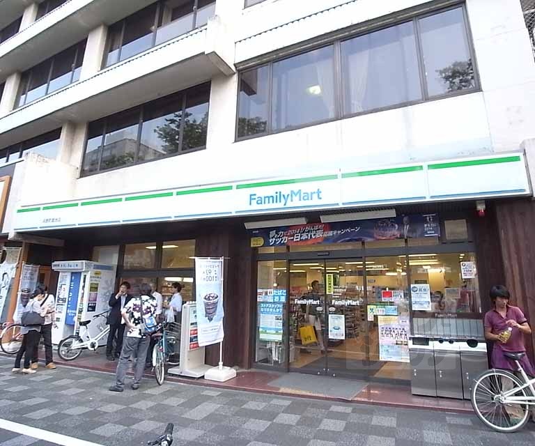 コンビニ　ファミリーマート河原町御池店（コンビニ）まで71m