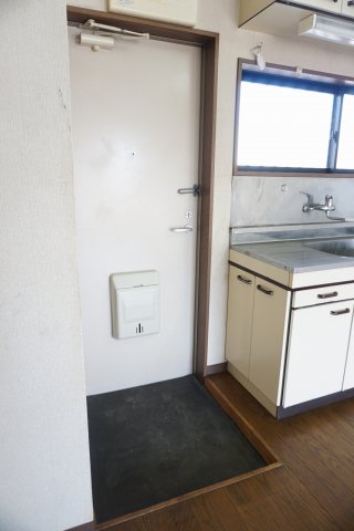 玄関　収納もある玄関です 同タイプ別室