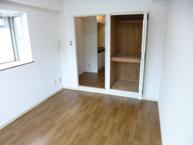 居室・リビング　出窓のある明るいお部屋です