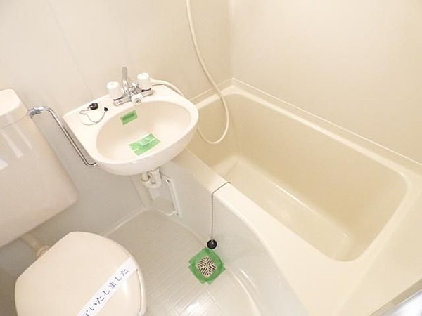 バス・シャワールーム　ロフトにも窓があります