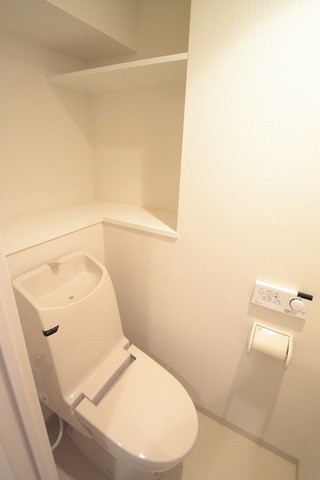 トイレ　棚収納があり便利なオトイレです。