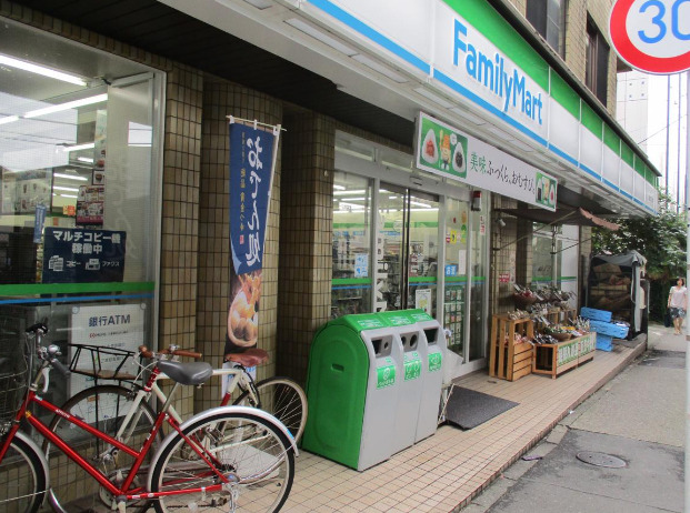 コンビニ　ファミリーマート 用賀二丁目店（コンビニ）まで205m