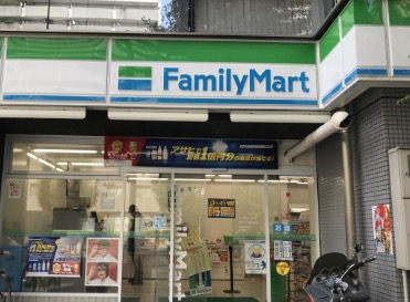 コンビニ　ファミリーマート江戸川橋駅西店（コンビニ）まで60m