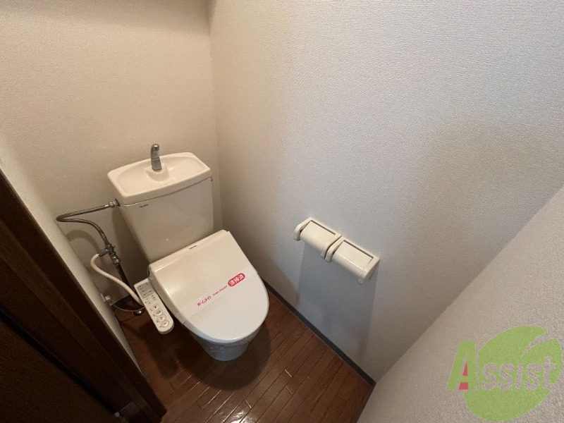 トイレ　トイレはウォシュレット機能付きです。安心して使用できますね。