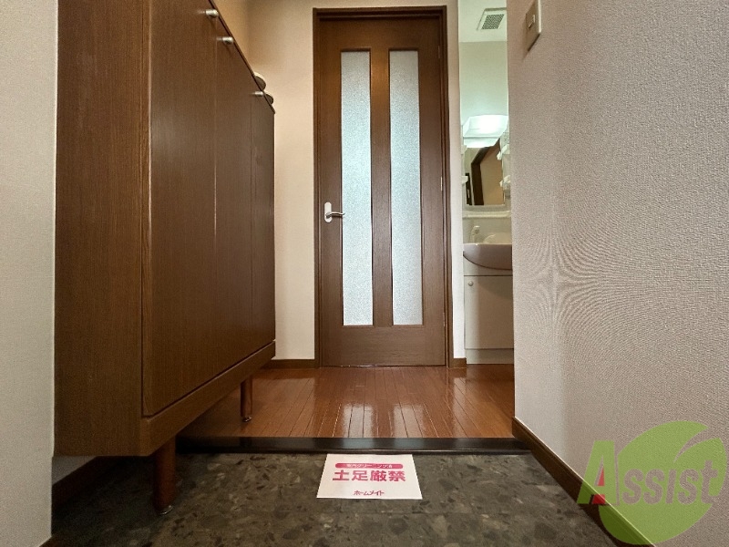 玄関　玄関からの様子です。すぐ部屋が見えないのは安心ですね。
