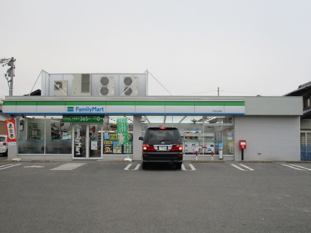 コンビニ　ファミリーマート（コンビニ）まで300m