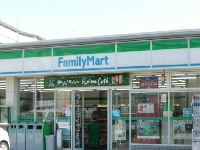 コンビニ　ファミリーマート（コンビニ）まで750m