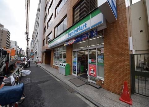 コンビニ　ファミリーマート湯島三丁目店（コンビニ）まで210m
